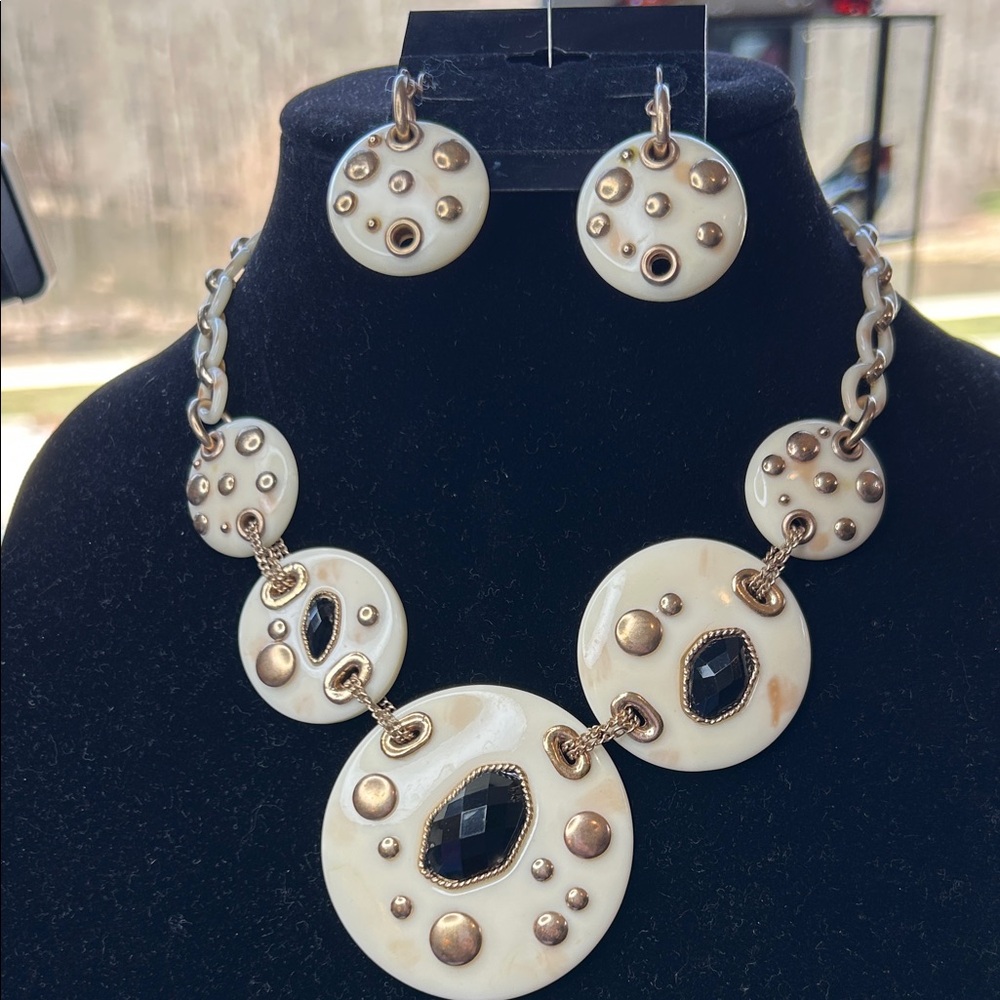 Bib style sphere creamy art deco necklace & earnings 1980’s chunky statement